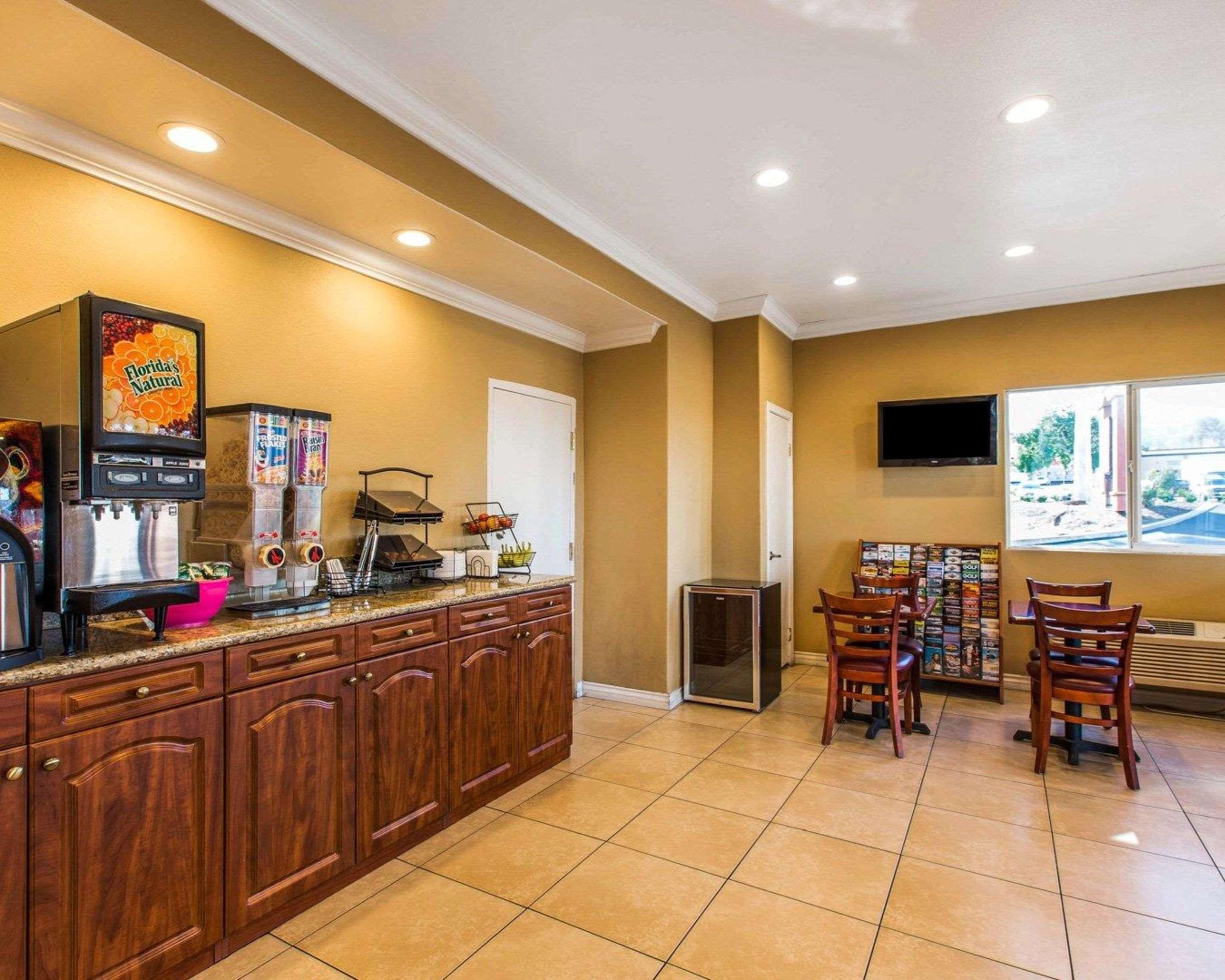 Rodeway Inn & Suites Corona Exterior photo